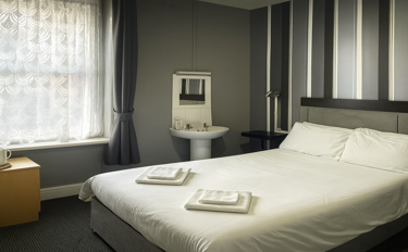 Double room with shared bathroom